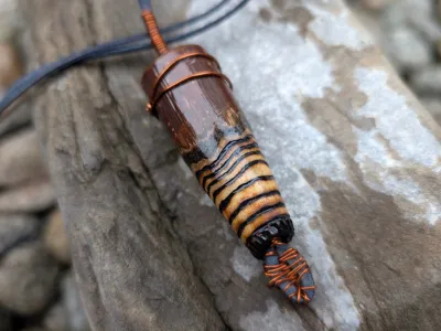 PRĘGI-wisiorek na rzemyku