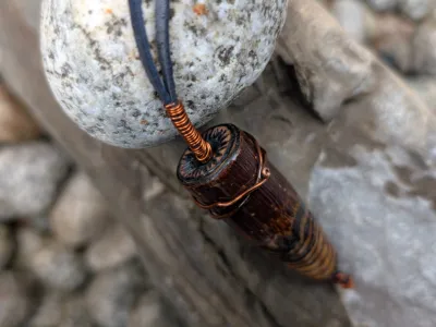 PRĘGI-wisiorek na rzemyku