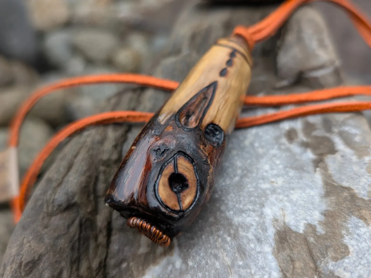 ZNAKI CZASU- wisiorek na rzemyku