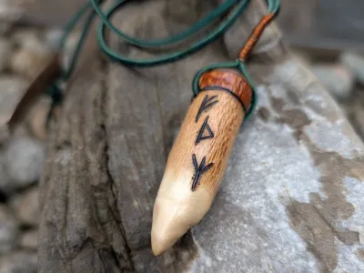 AMULET MOCY I- wisiorek na rzemyku