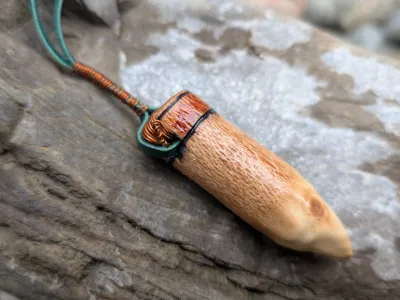 AMULET MOCY I- wisiorek na rzemyku