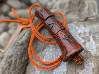 AMULET MOCY-KOLUMNA- wisiorek na rzemyku