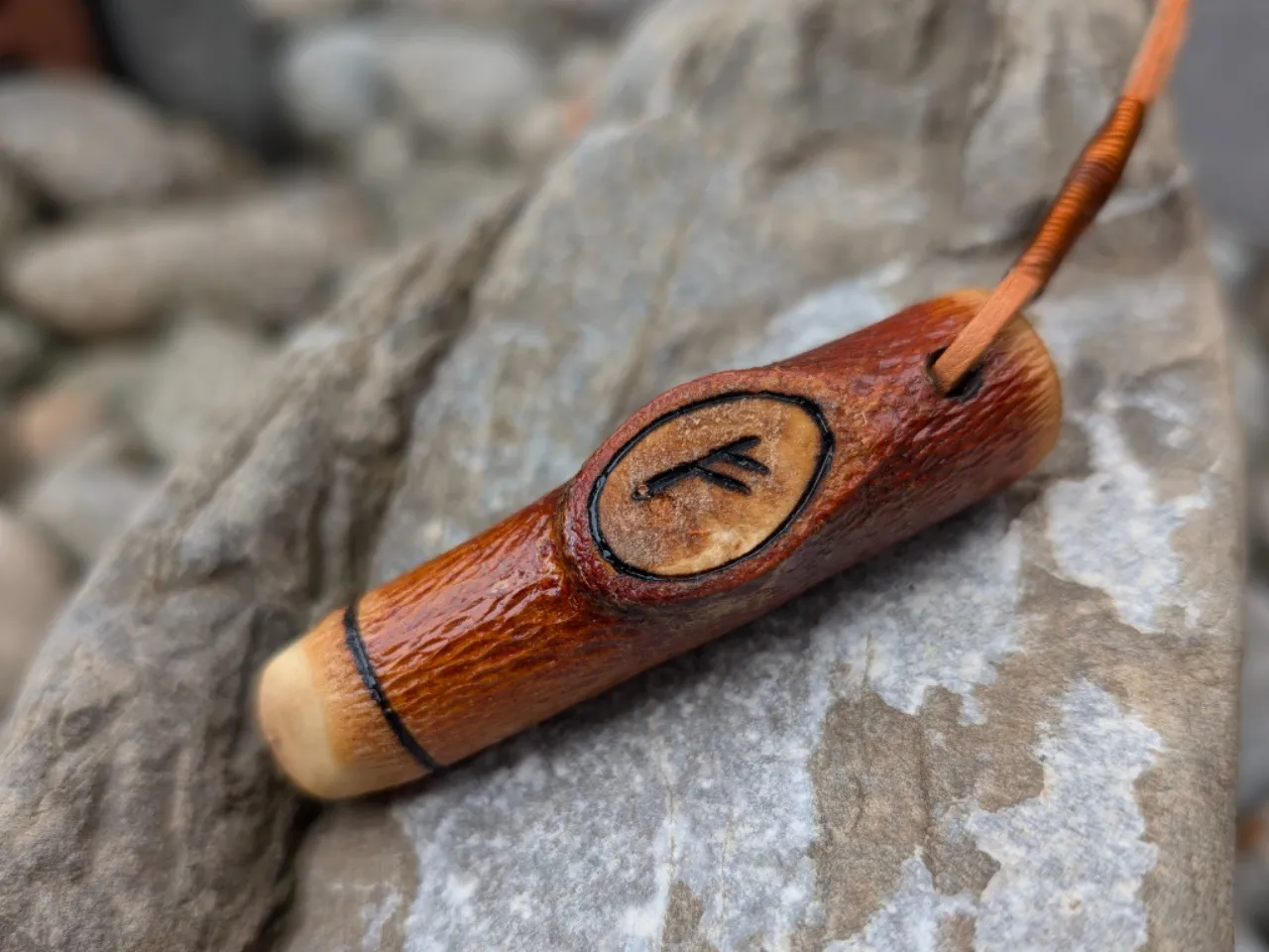 FEHU II- wisiorek na rzemyku