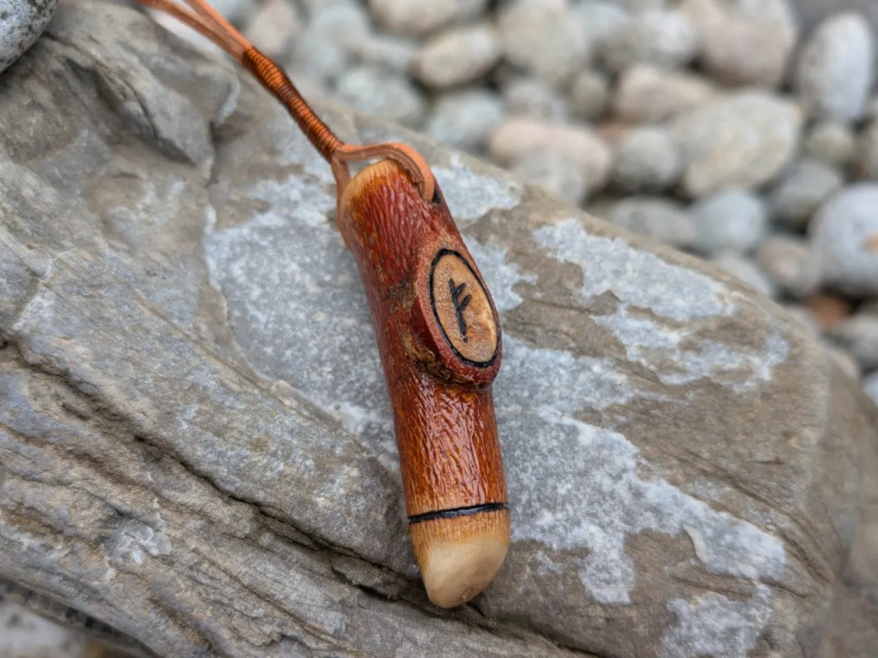 FEHU II- wisiorek na rzemyku