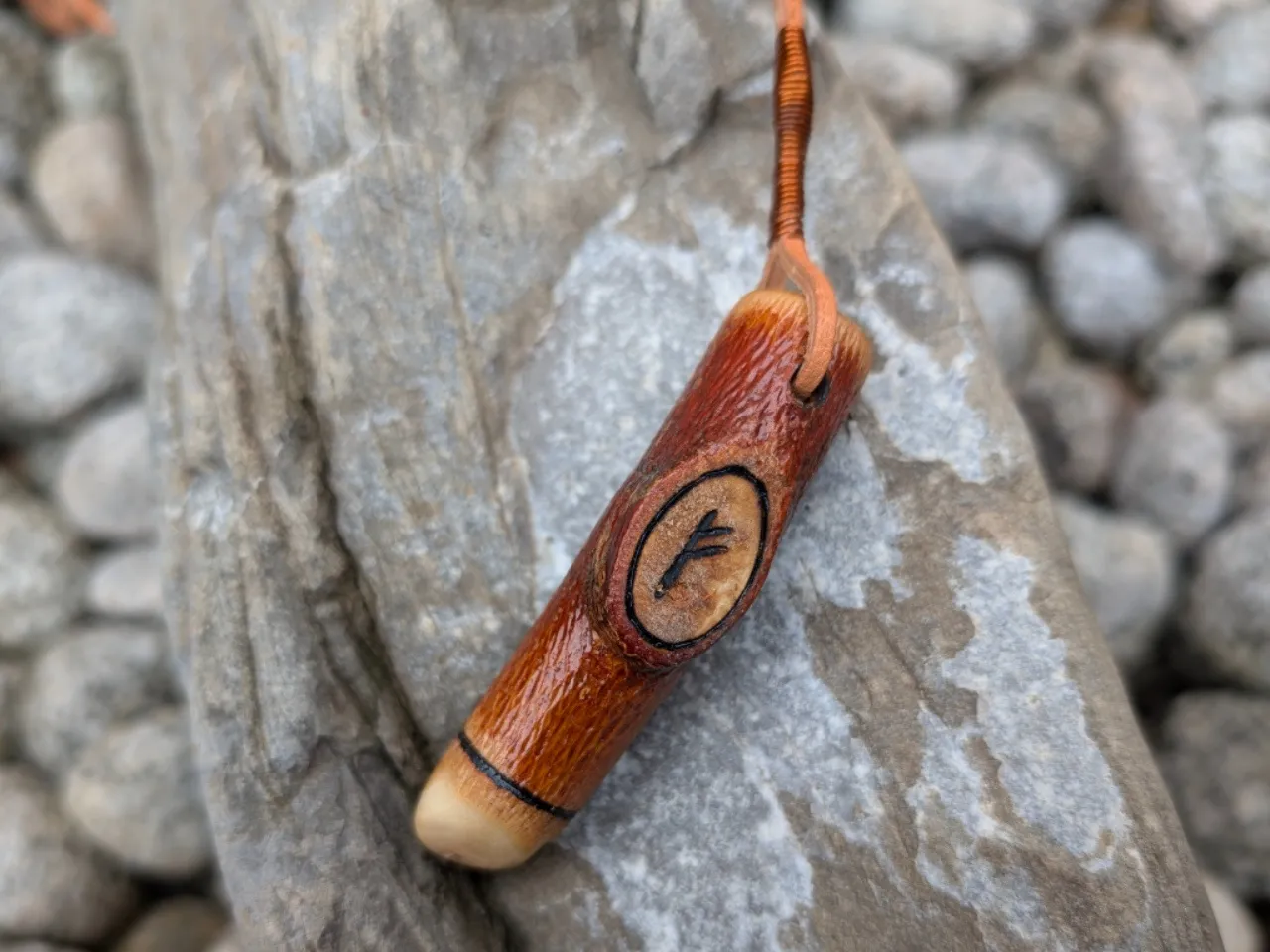 FEHU II- wisiorek na rzemyku