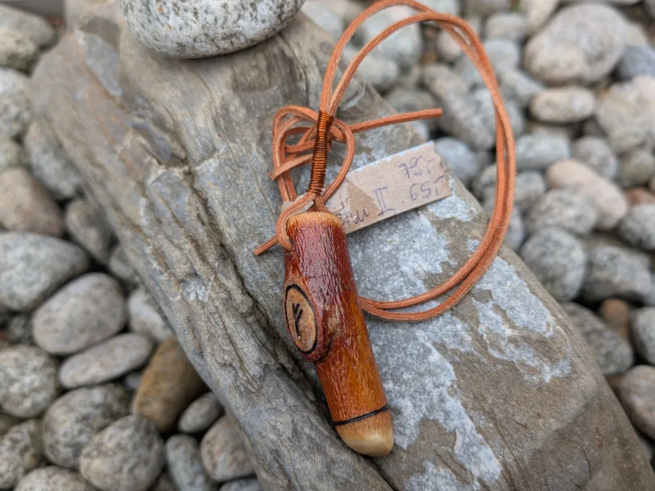 FEHU II- wisiorek na rzemyku