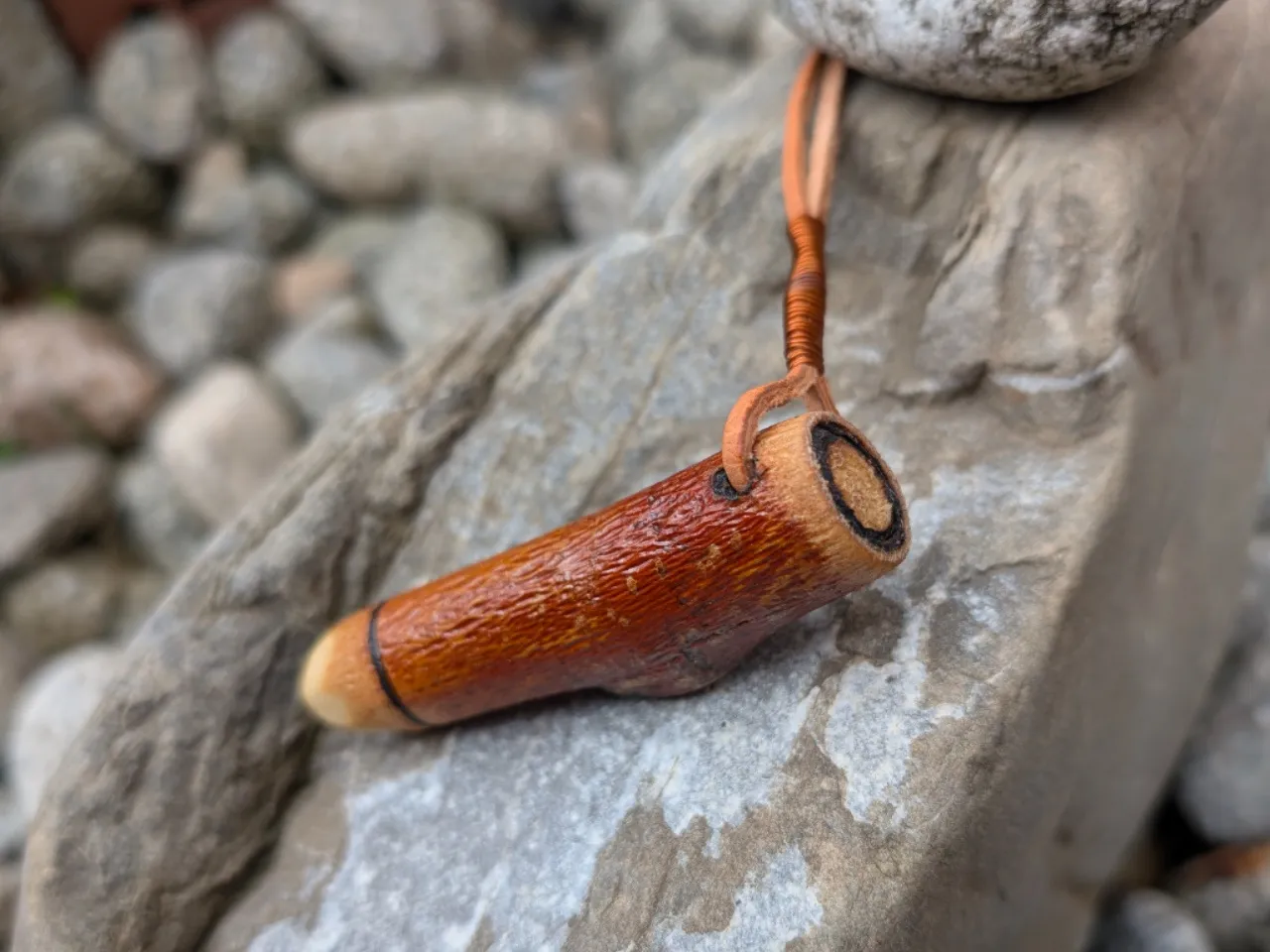 FEHU II- wisiorek na rzemyku