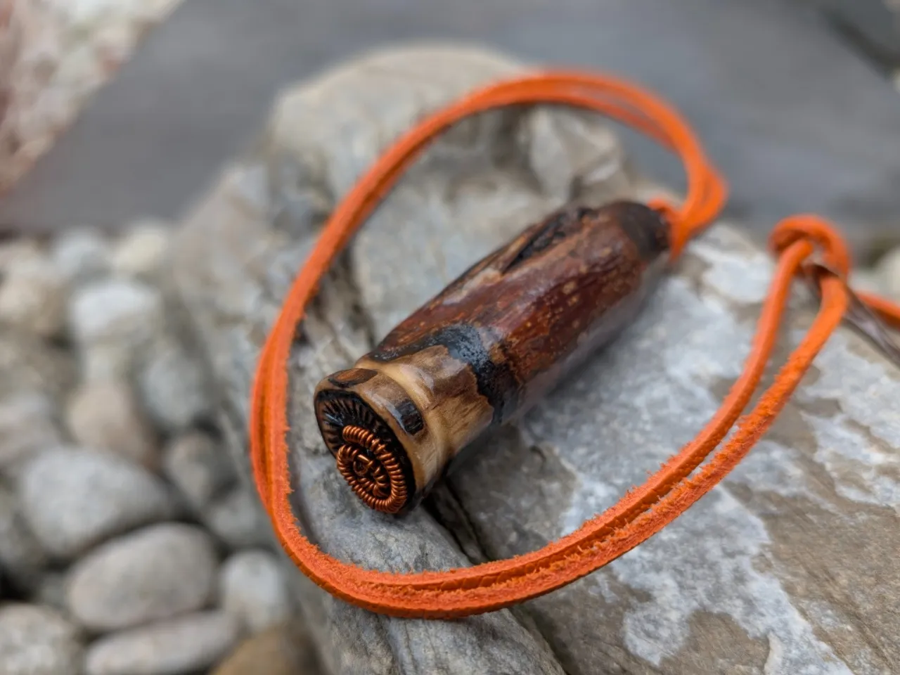 MOC WIARY- wisiorek na rzemyku