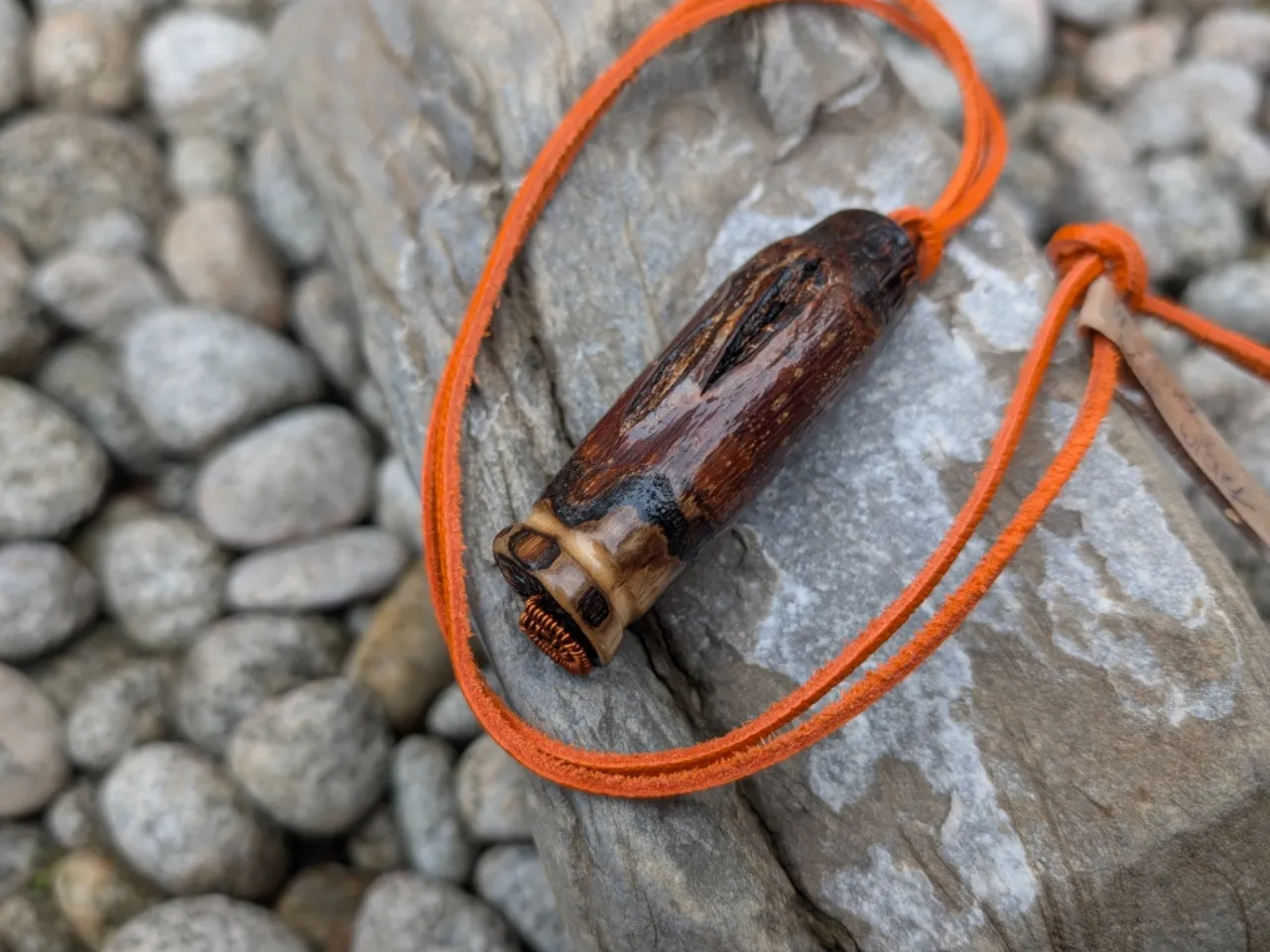 MOC WIARY- wisiorek na rzemyku