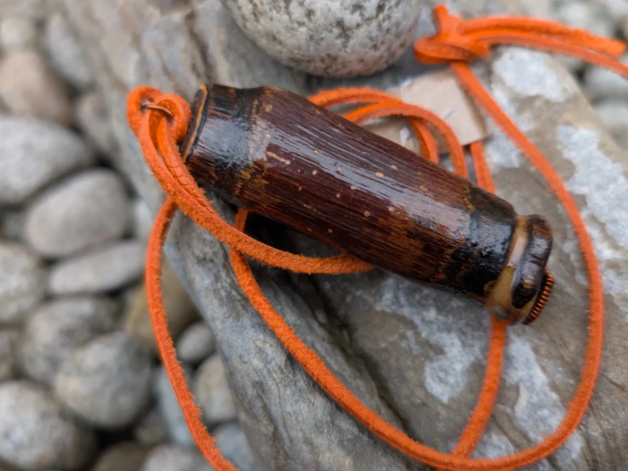 MOC WIARY- wisiorek na rzemyku