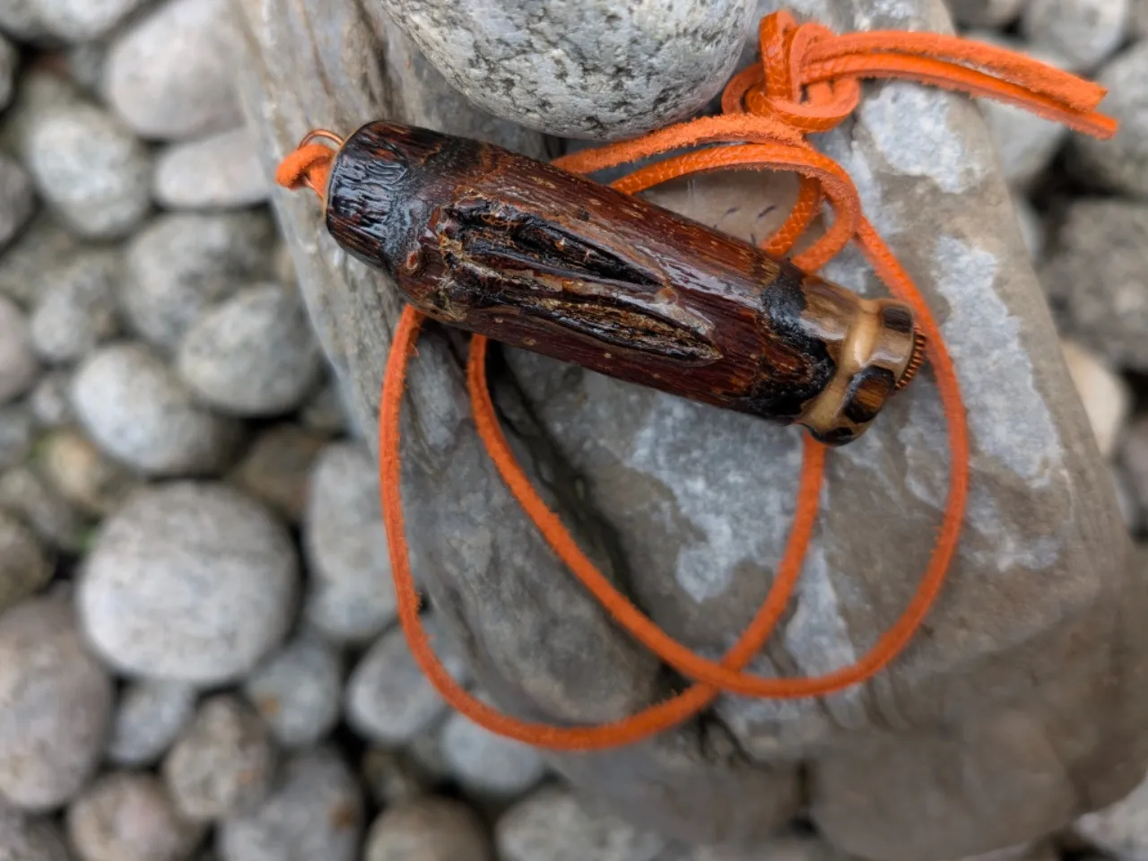 MOC WIARY- wisiorek na rzemyku