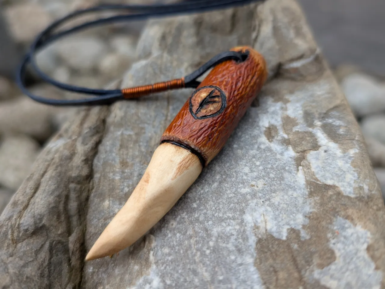 Fehu I- wisiorek na rzemyku