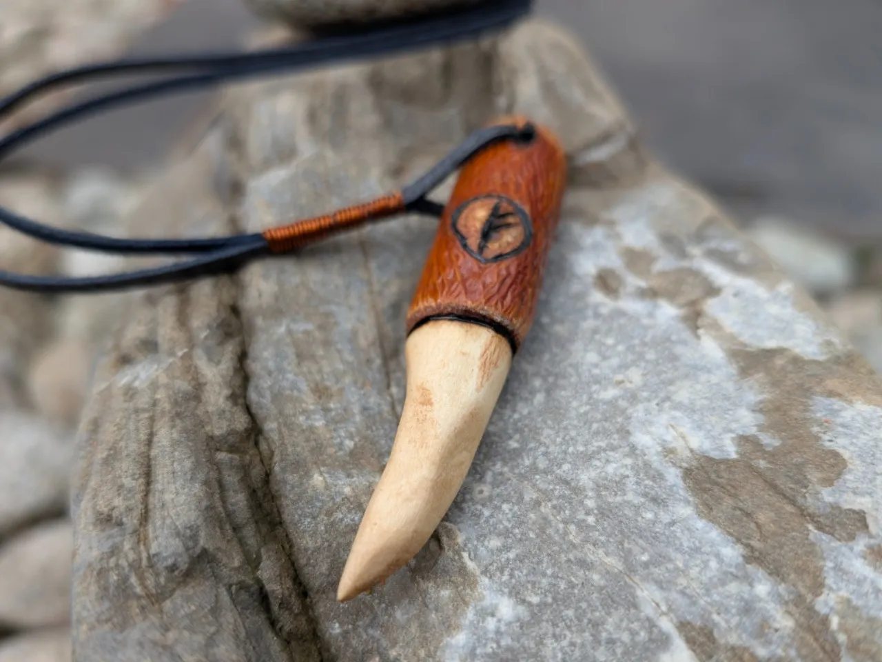 Fehu I- wisiorek na rzemyku